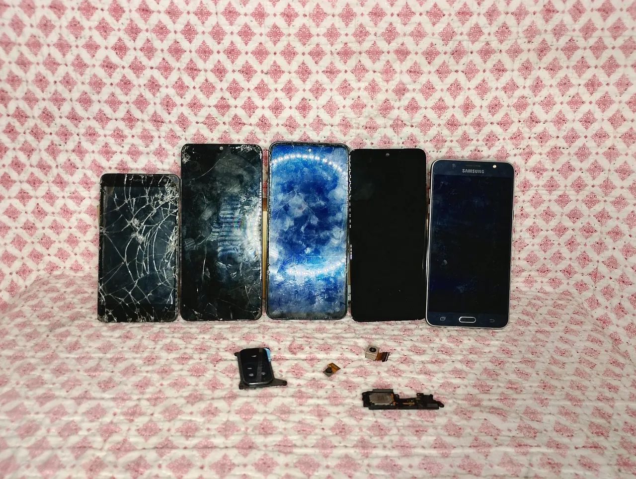 PEÇAS DE CELULAR PARA TÉCNICOS CARCAÇA DE CELULAR TELA E UM SAMSUNG QUE NÃO LIGA - Foto 3