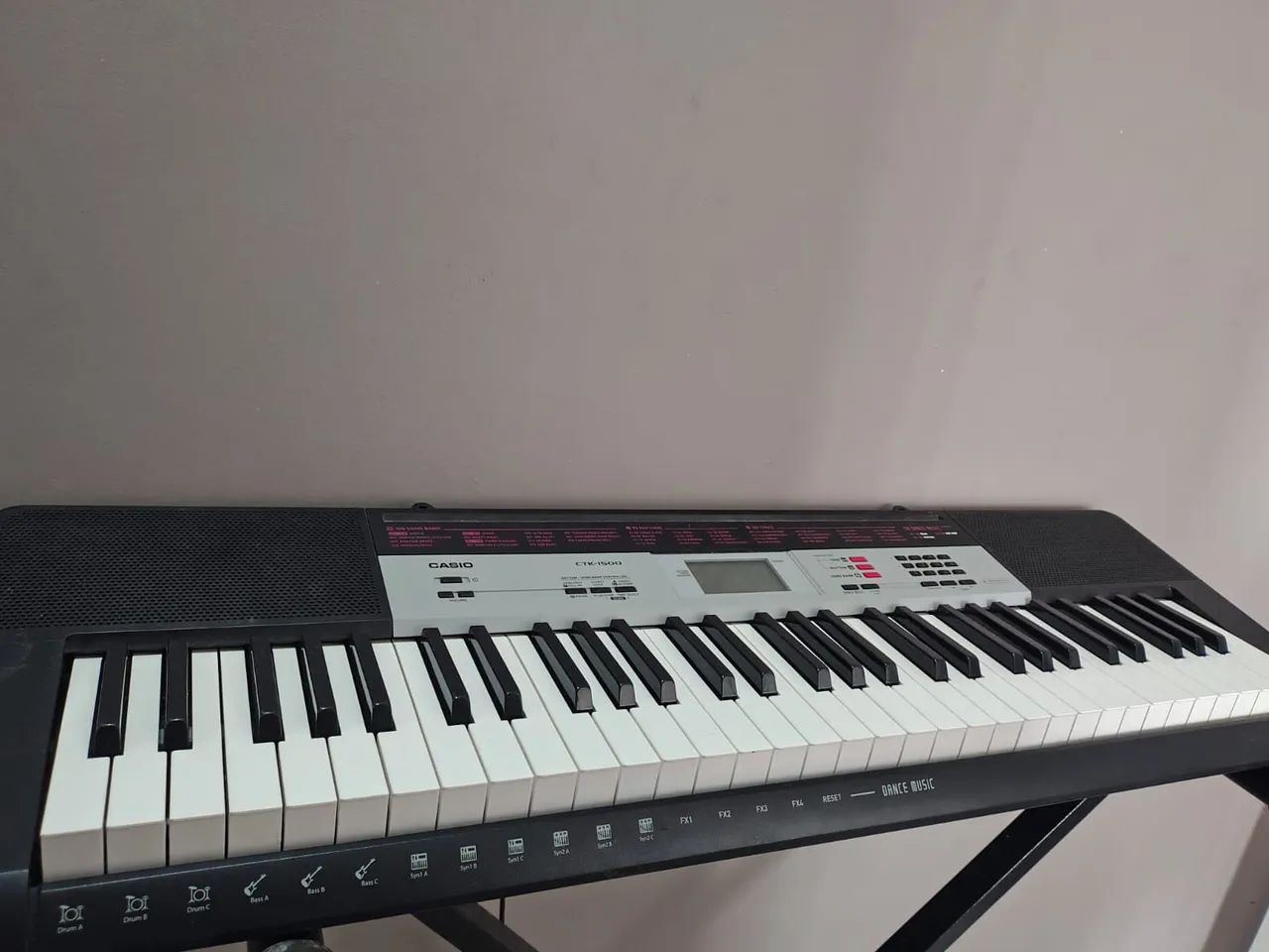 Vendo um teclado Casio CTK - 1500, com 100 Song Bank, 70 Ritmos, 120 ...