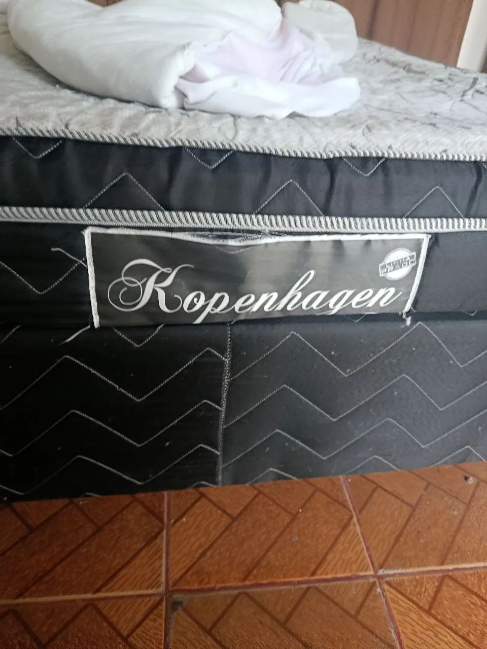 Cama box com base 