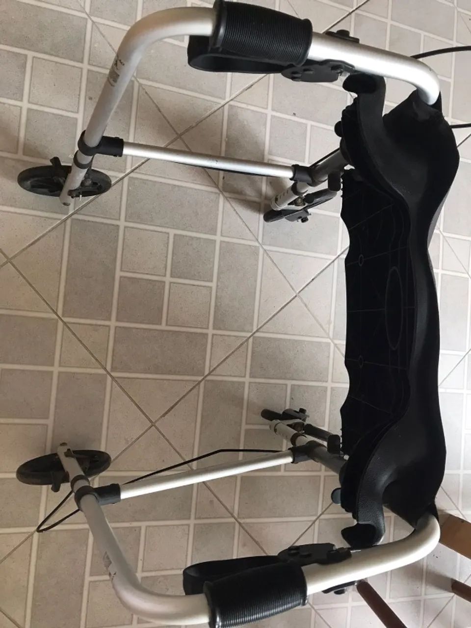 ANDADEIRA COM RODAS E FREIO    marca mercur - Foto 6