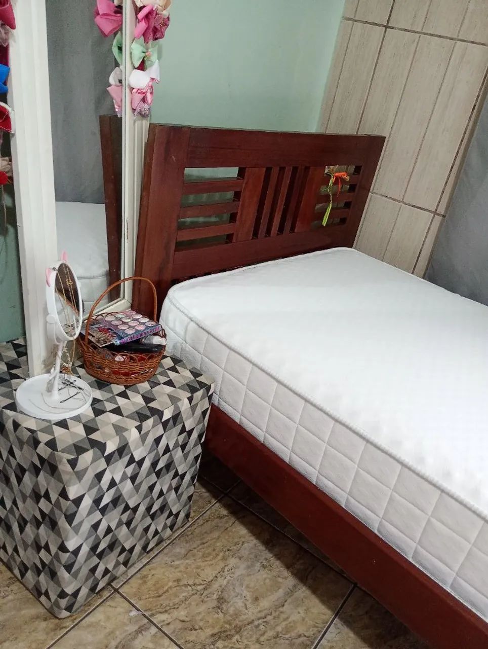Vende-se cama de solteiro 
