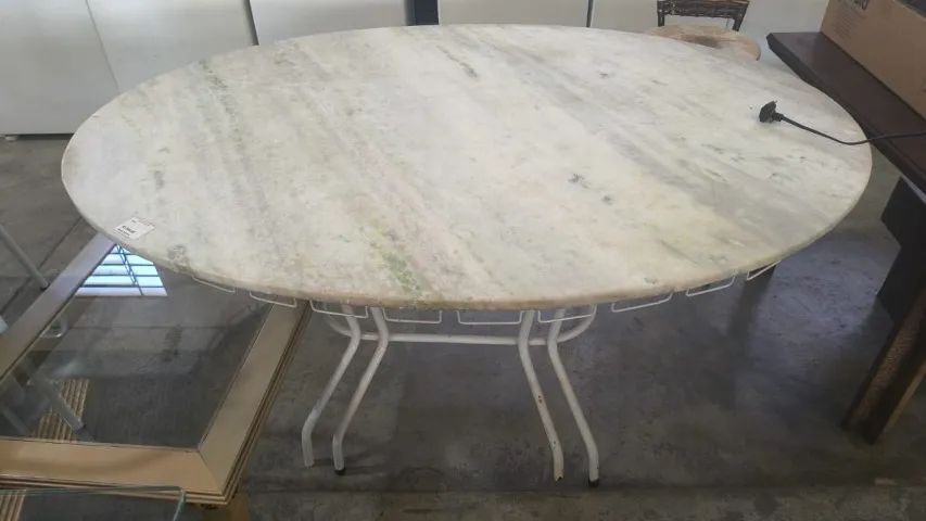 Mesa Oval com Tampo de Granito