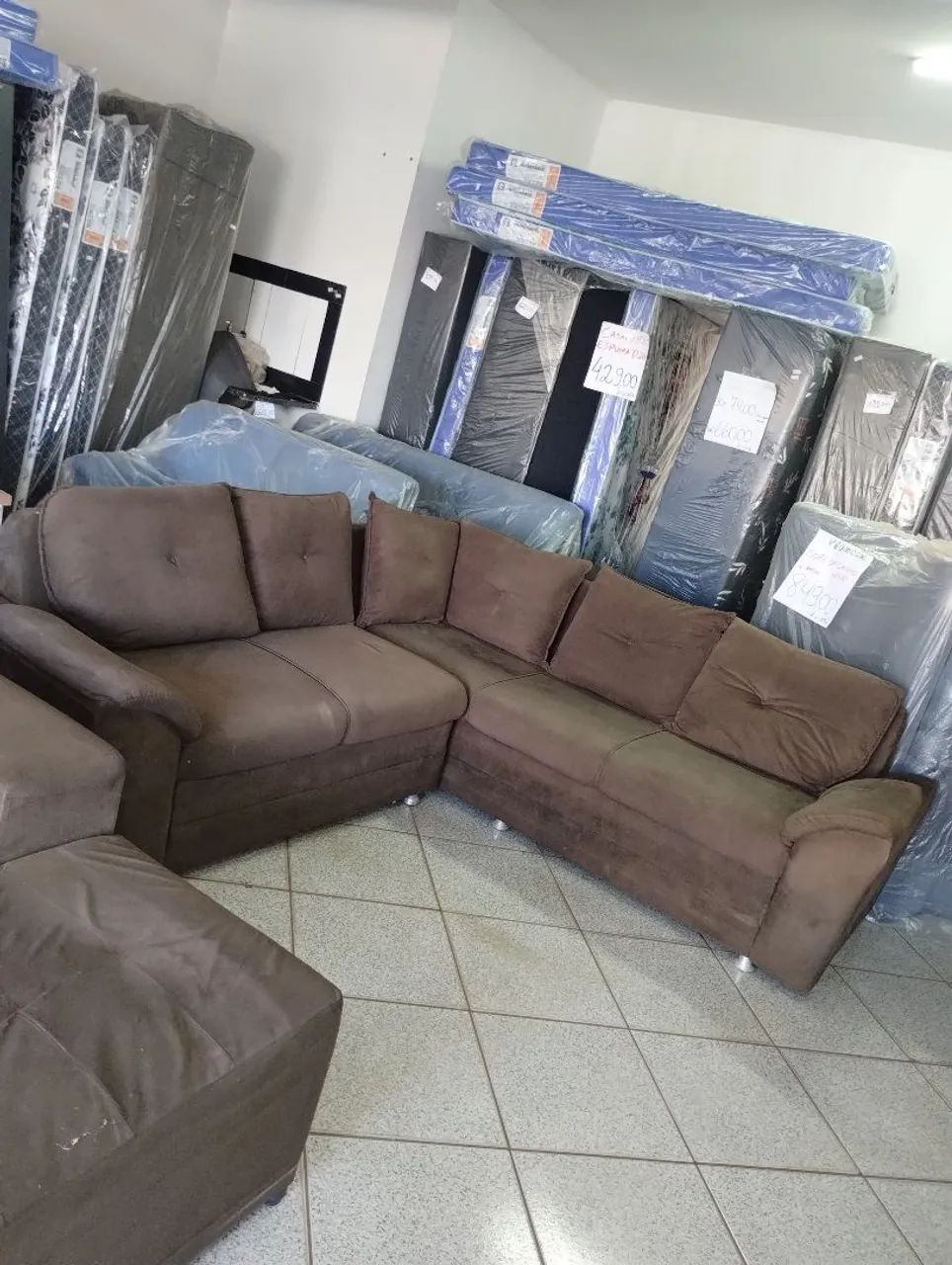 Sofá de canto marrom suede usado com almofadas 