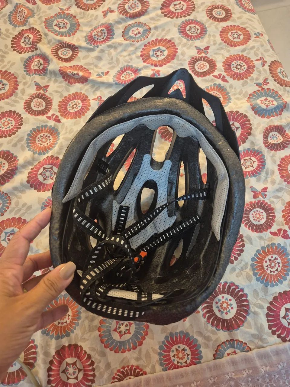 Capacete para bicicleta preto e branco - Foto 3
