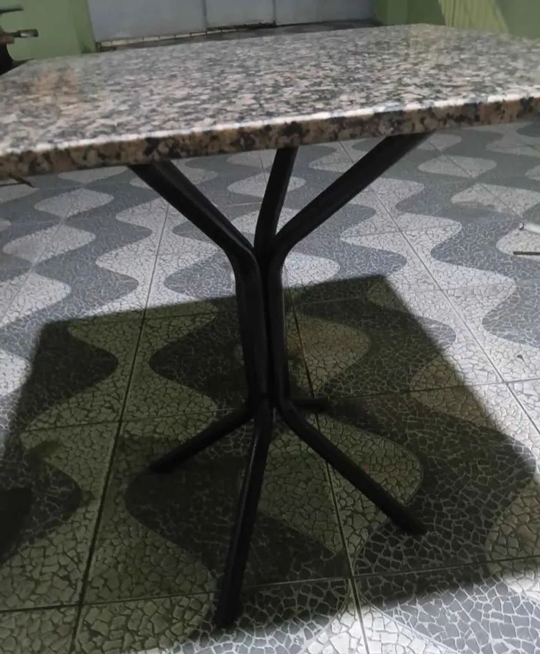 Vendo esta mesa de mármore semi nova