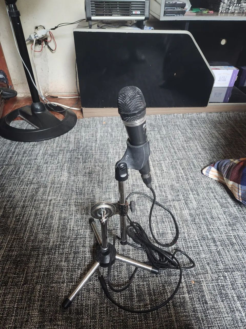 Pedestal e mic com cabo