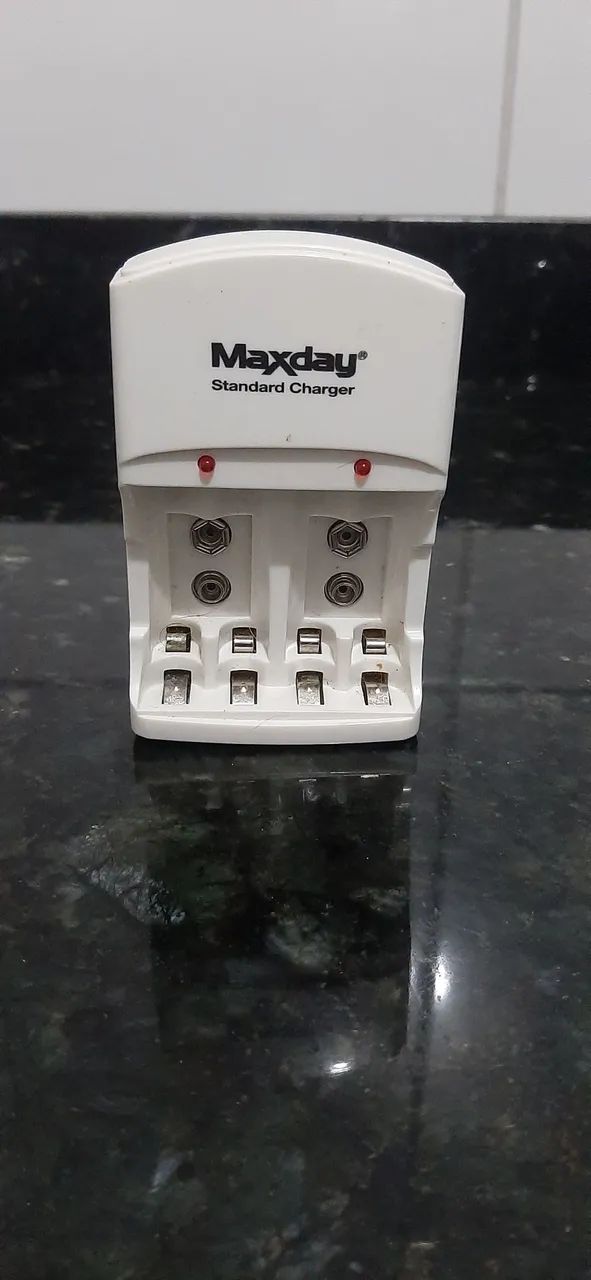 Carregador  de Pilhas Maxday MD-801B Bivolt (AA, AAA e 9V)