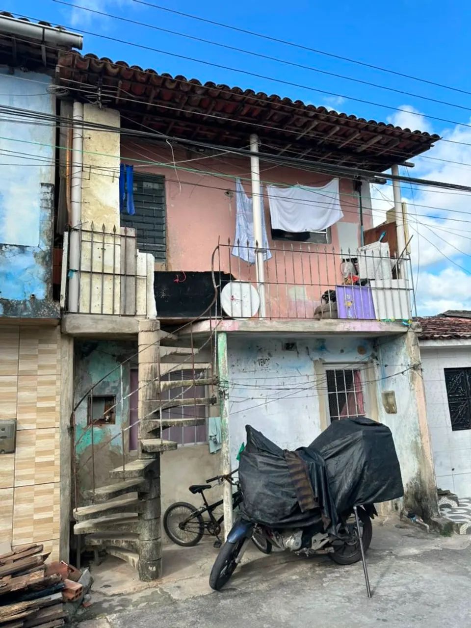 Imóvel com 2 casas independentes e 6 quartos no total