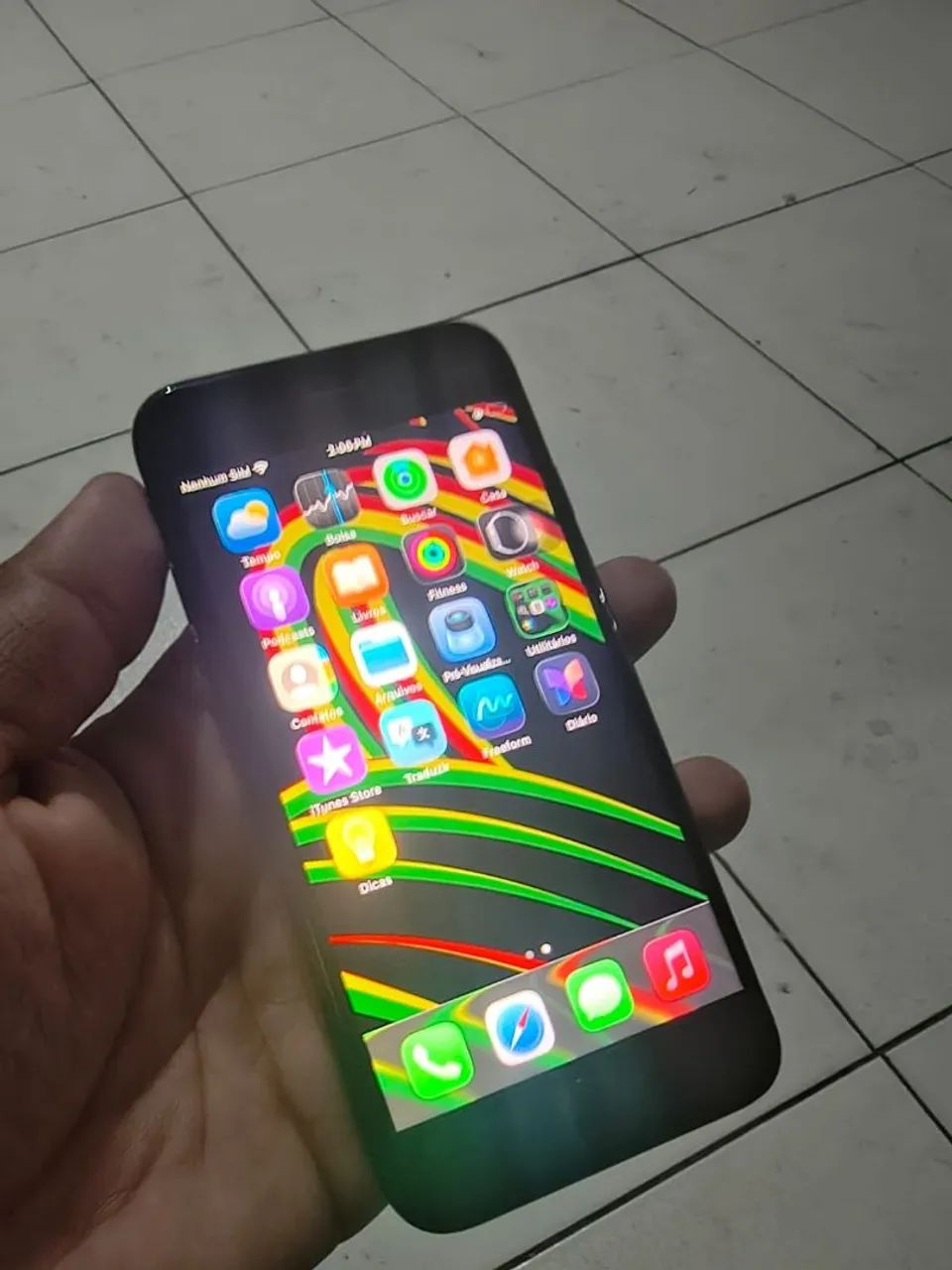 Vendo iPhone se 2 geração saúde bateria 76  - Foto 2