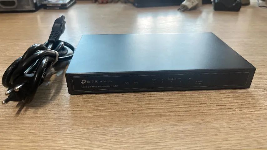 TP-Link TLR470T+ ( defeito na porta Wan)