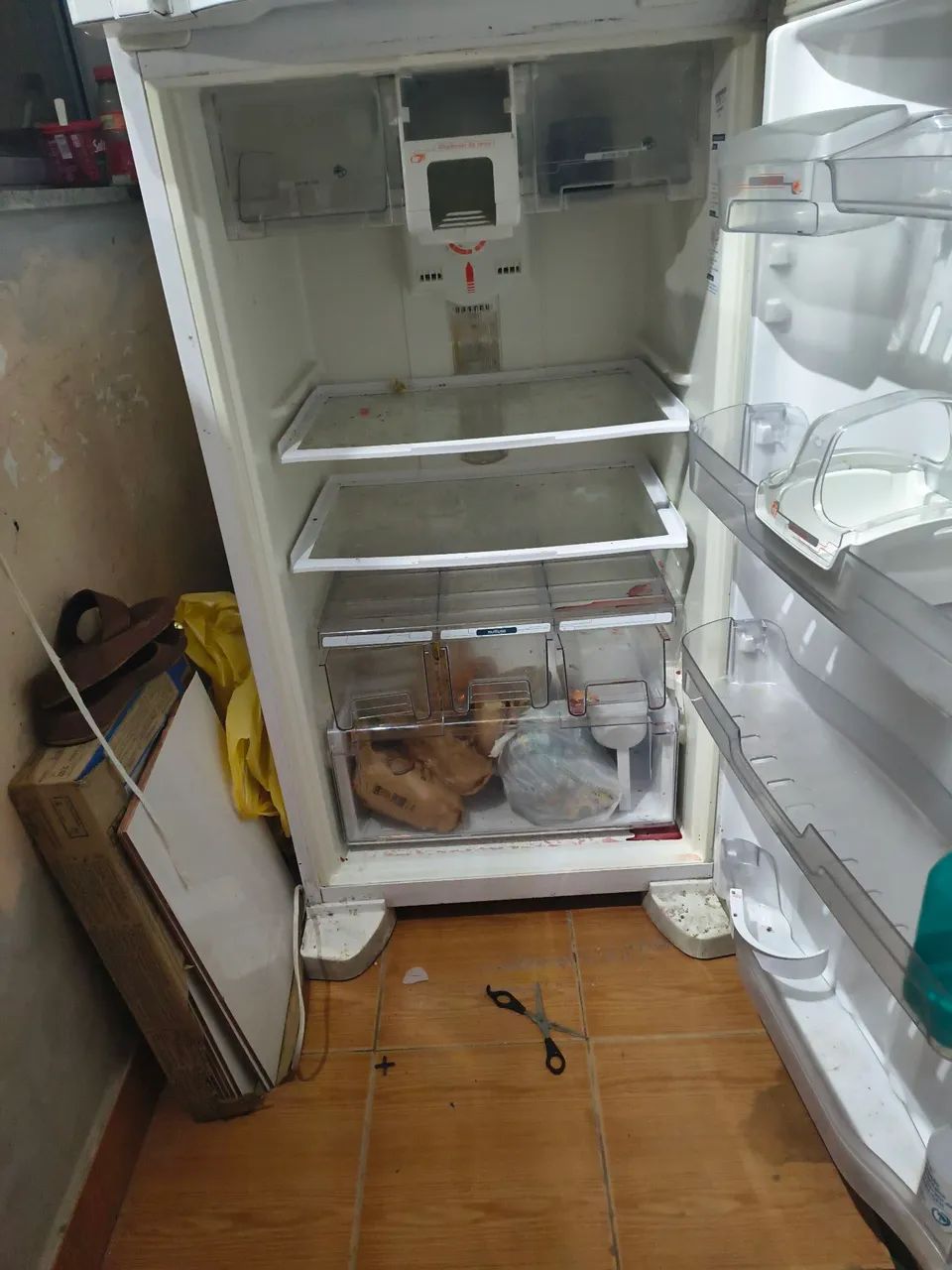 Vende-se geladeira com defeito  - Foto 2