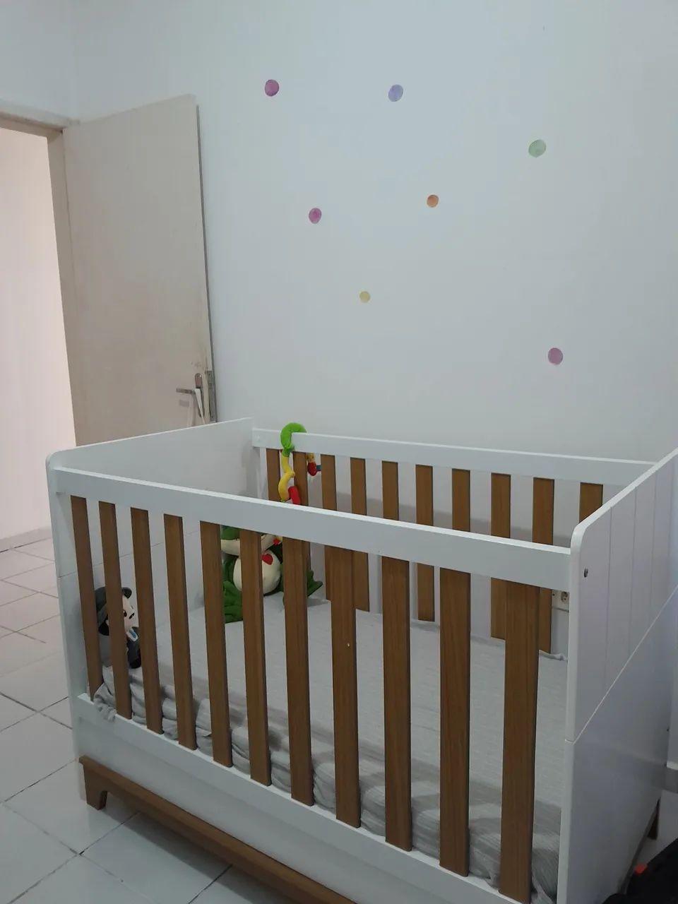 Berço de bebê e cômoda