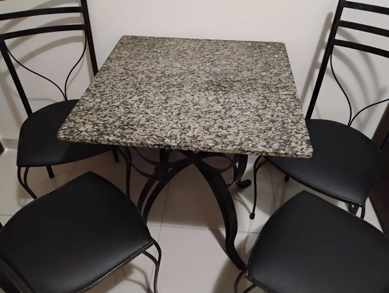 Mesa e aparador em ferro maciço. R$ 600,00