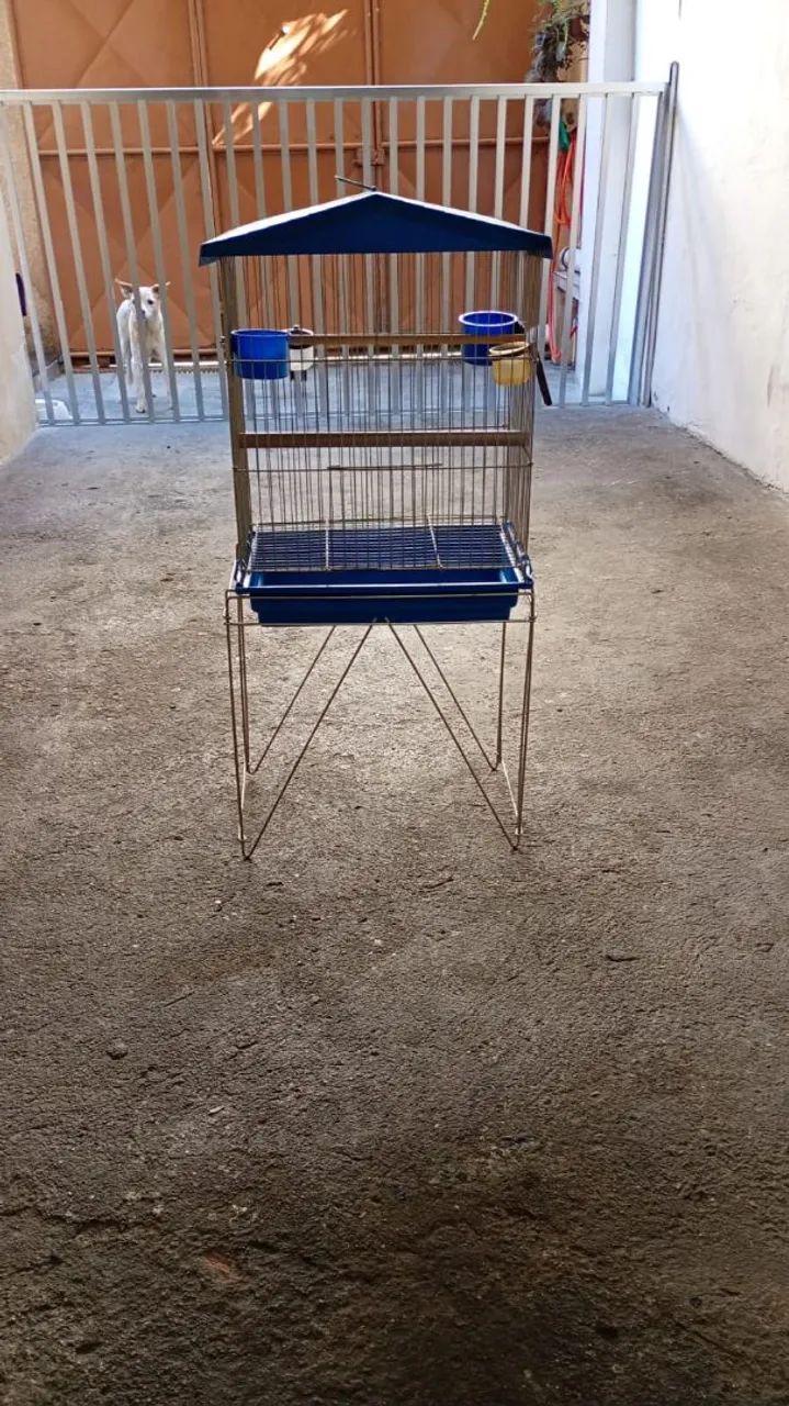 Vendo viveiro de médio em bom estado de conservação, com puleiro e comedouro.