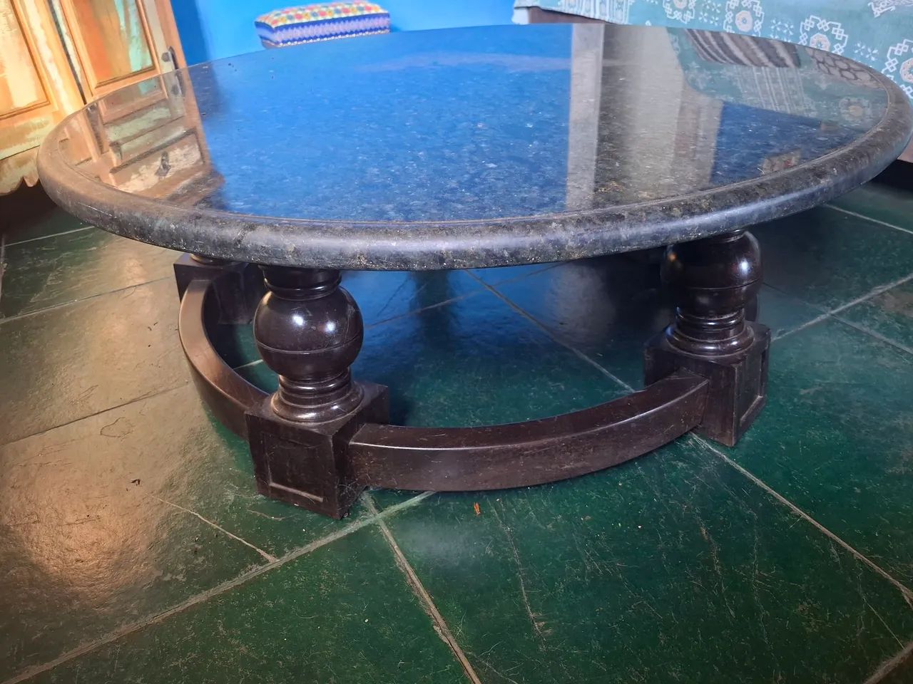 Mesa redonda de madeira maciça e tampo de granito  - Foto 2