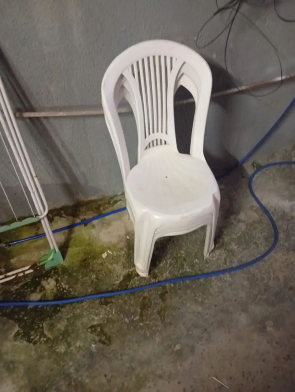 Mesa e cadeiras de plástico 