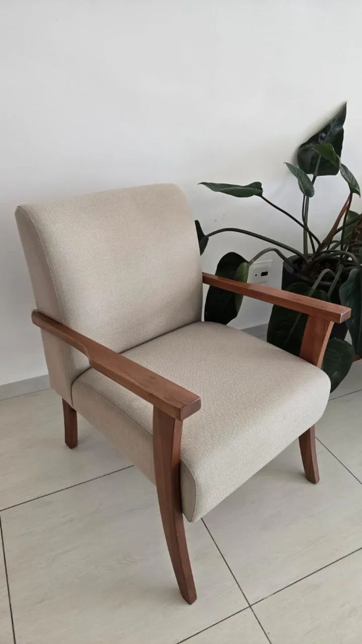Poltrona em linho e madeira
