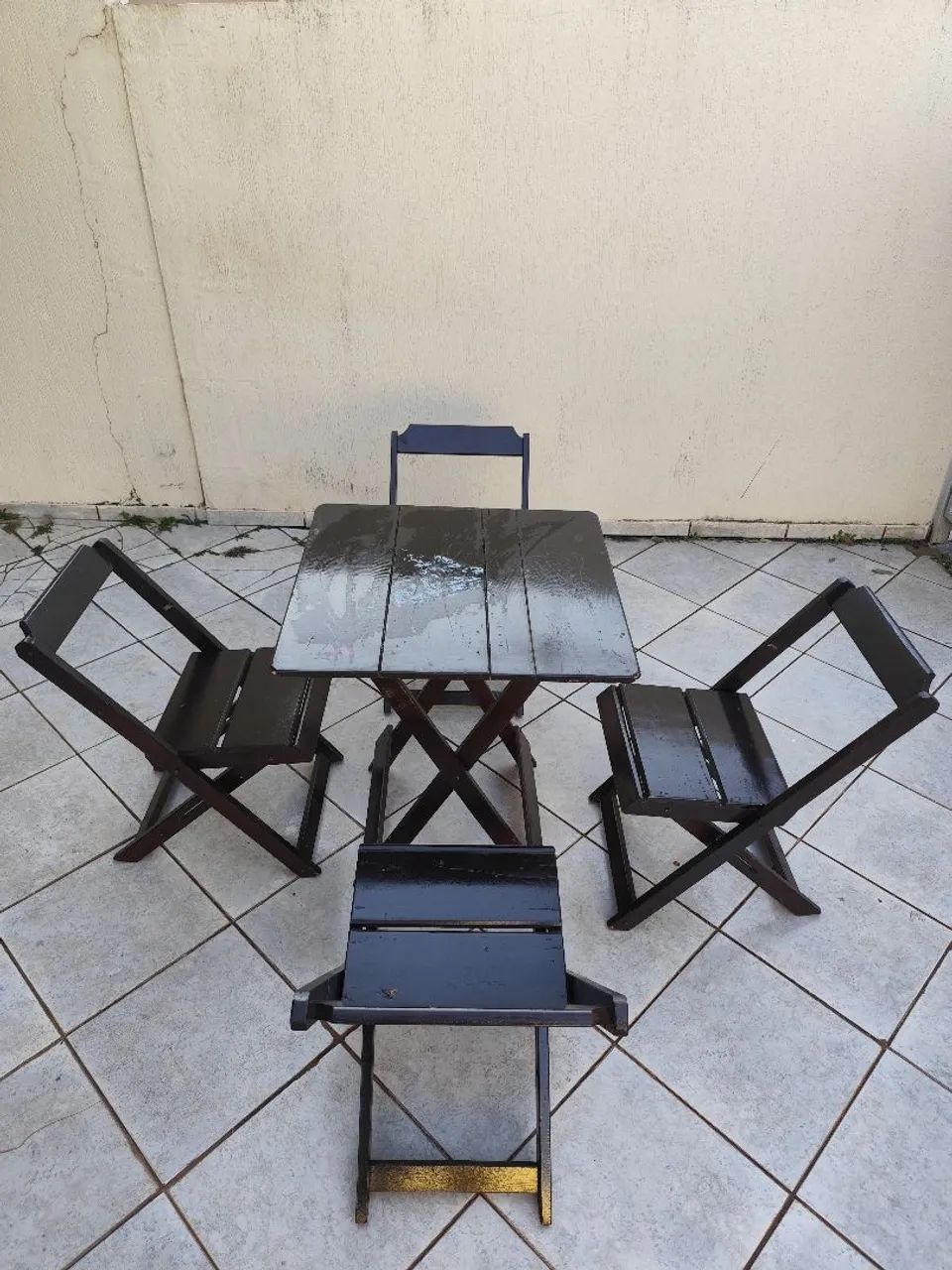 Mesa e 4 cadeiras de madeira - Foto 2