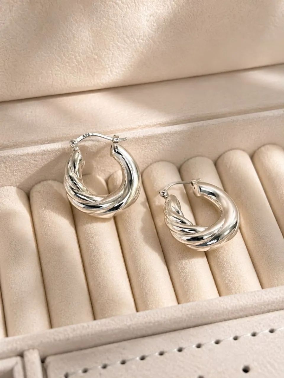 Argola texturizada <br>R$ 398,00<br>R$ 248,00