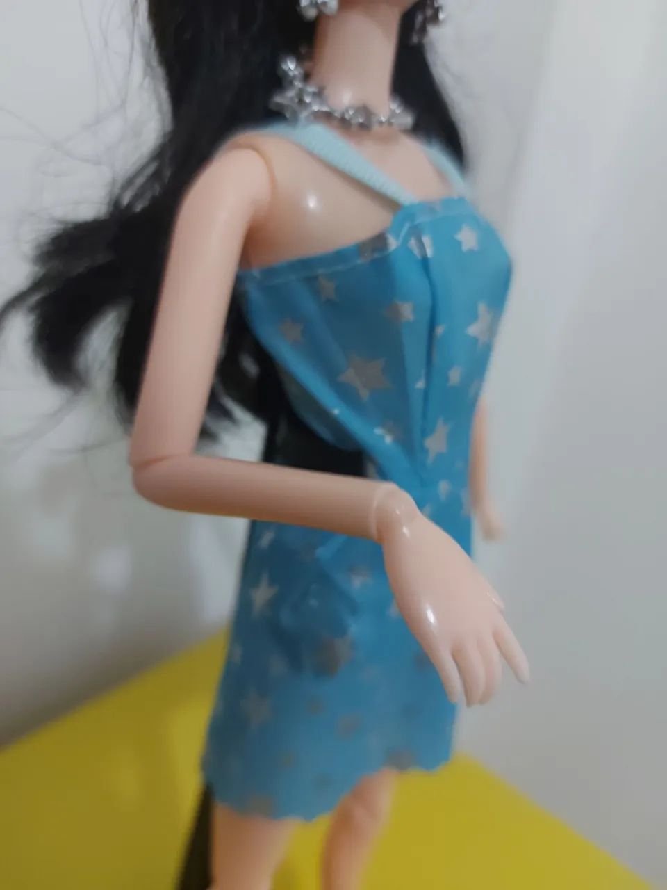 Barbie Asiática look azul com detalhes e bone branco. - Foto 3