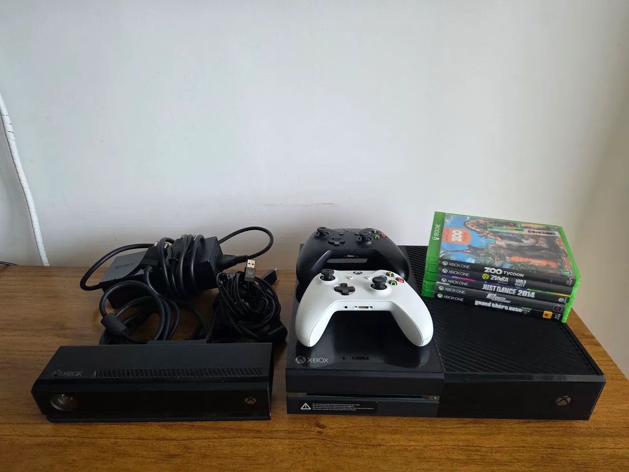 XBOX ONE com Kinect + 2 controles e 5 jogos