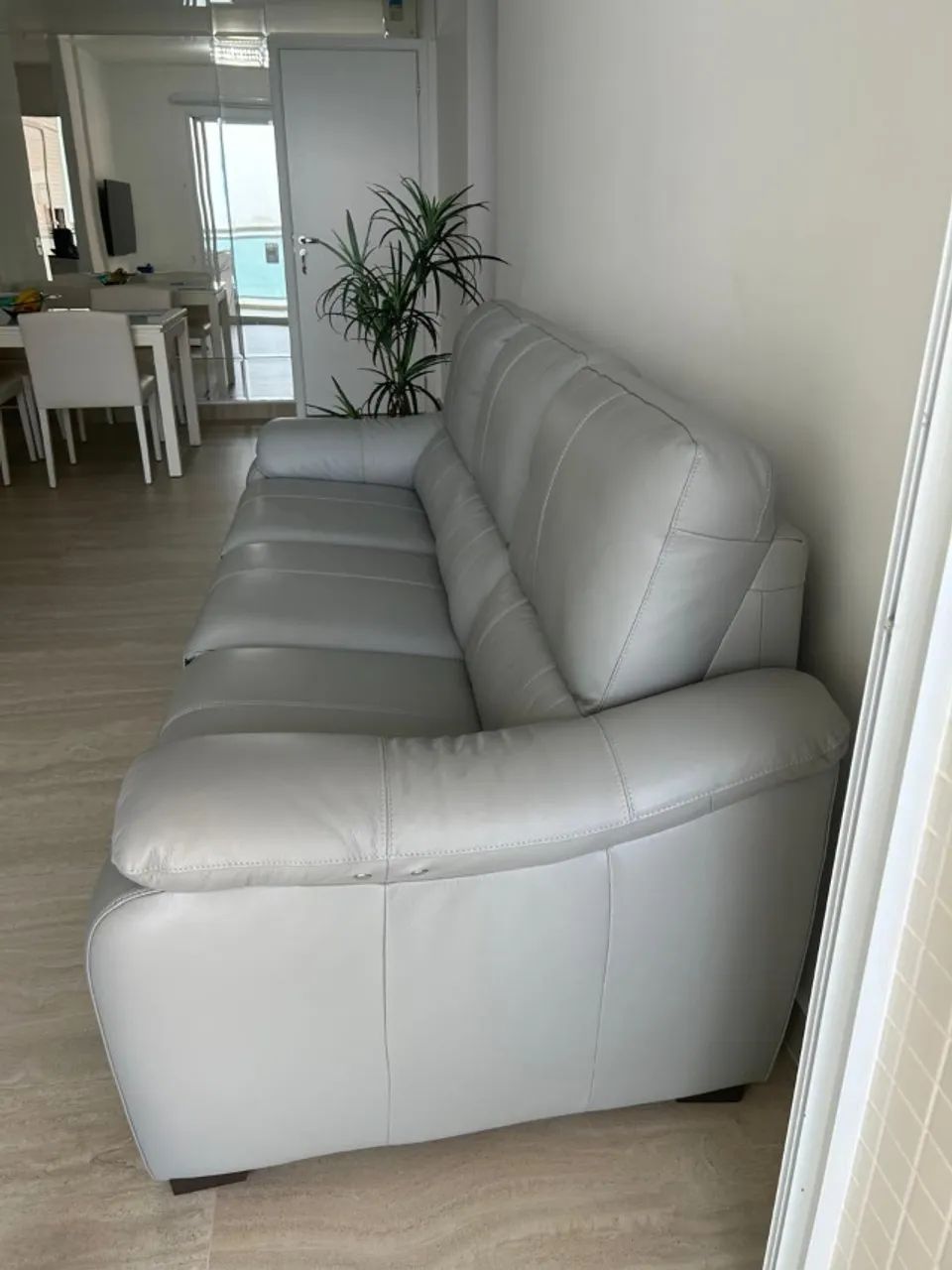 Sofá de Couro Elétrico Reclinável 2,33m - Seminovo - Foto 5