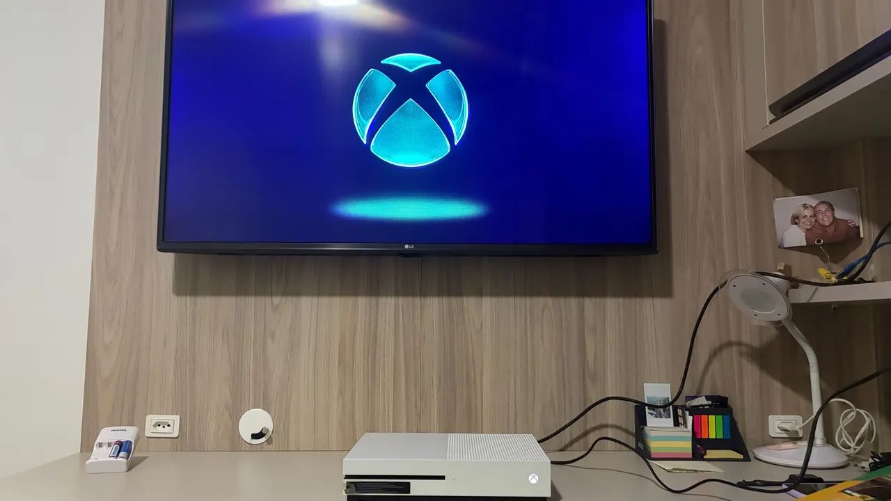 Console Xbox One S 1TB (Apenas o console e cabos)