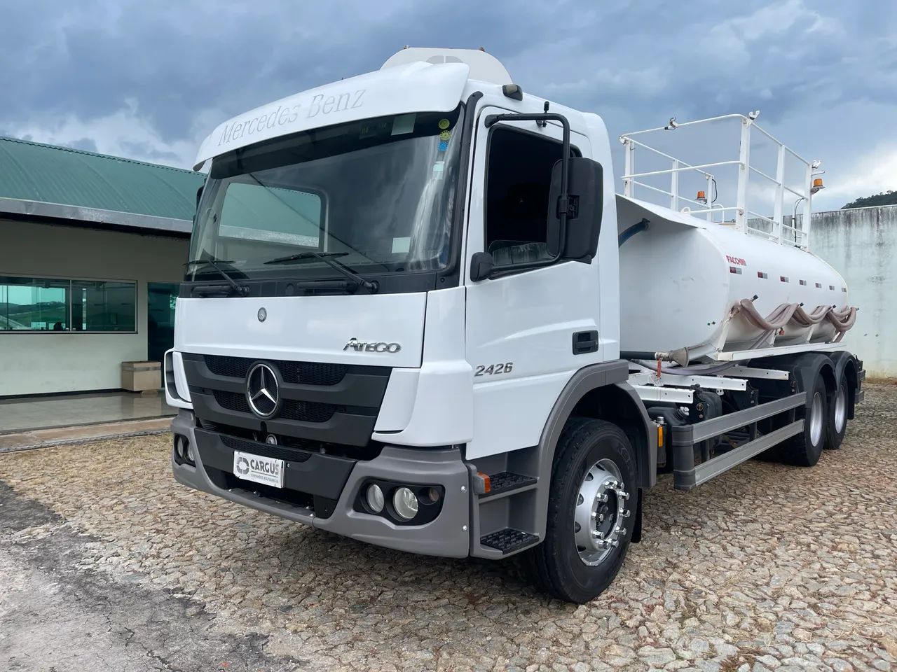 Atego 2426 2020 com pipa 12 mil litros
