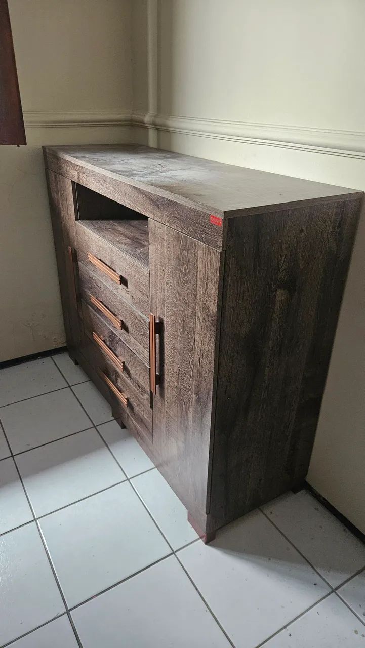 Móvel com 4 gavetas e 2 portas