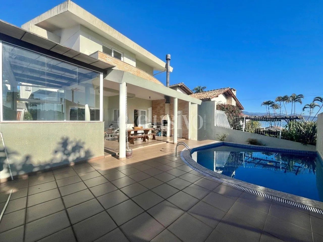 Ampla casa com 6 dormitórios e vista para o mar no bairro Itaguaçu - Foto 2