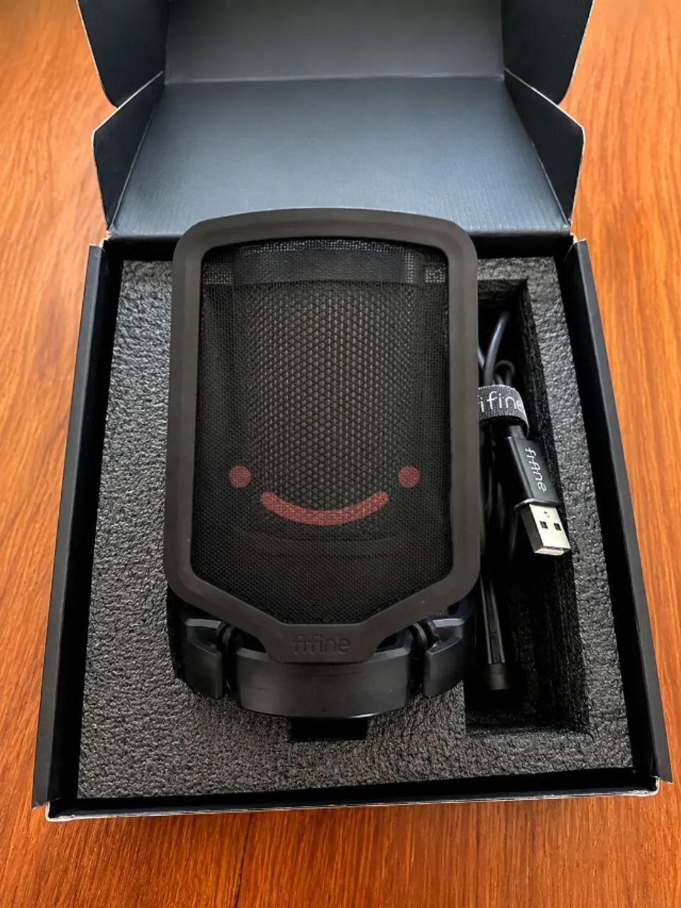 Microfone Condensador Fifine AmpliGame A6V Com Luz RGB Para Streaming e Gravações - Foto 3