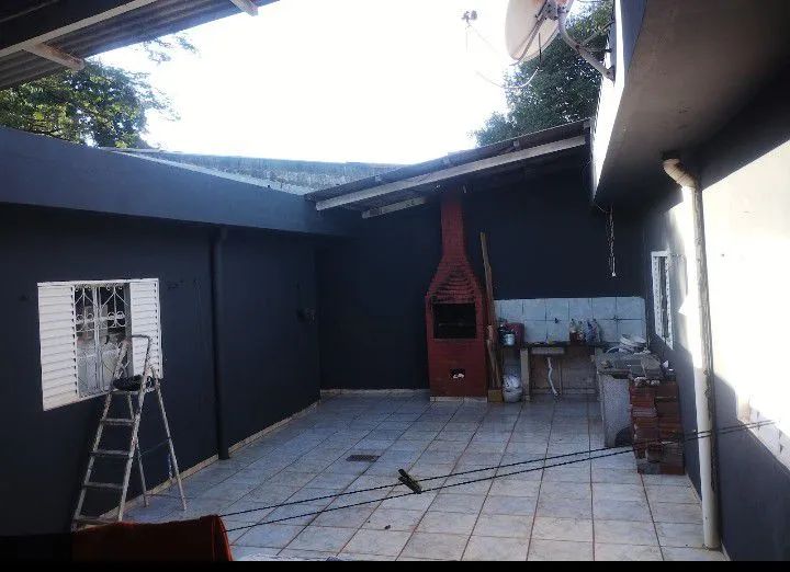 Alugo casa de fundo