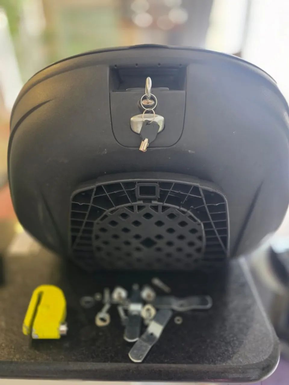 Baú moto Givi 45 L - Completo, com chave reserva + BRINDE! - Foto 3