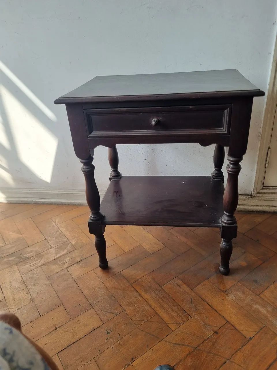 Mesa de cabiceira colonial anos 50. - Foto 2