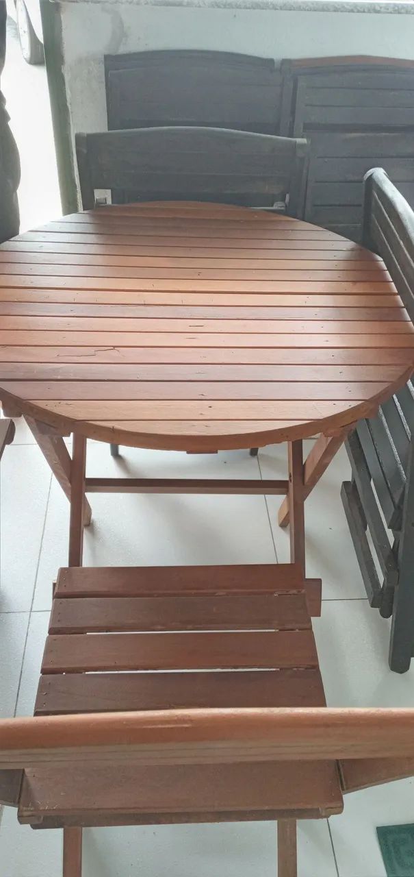 Mesas conjunto com cadeiras.