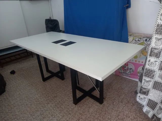 Mesa de reunião com 2 caixas para tomada