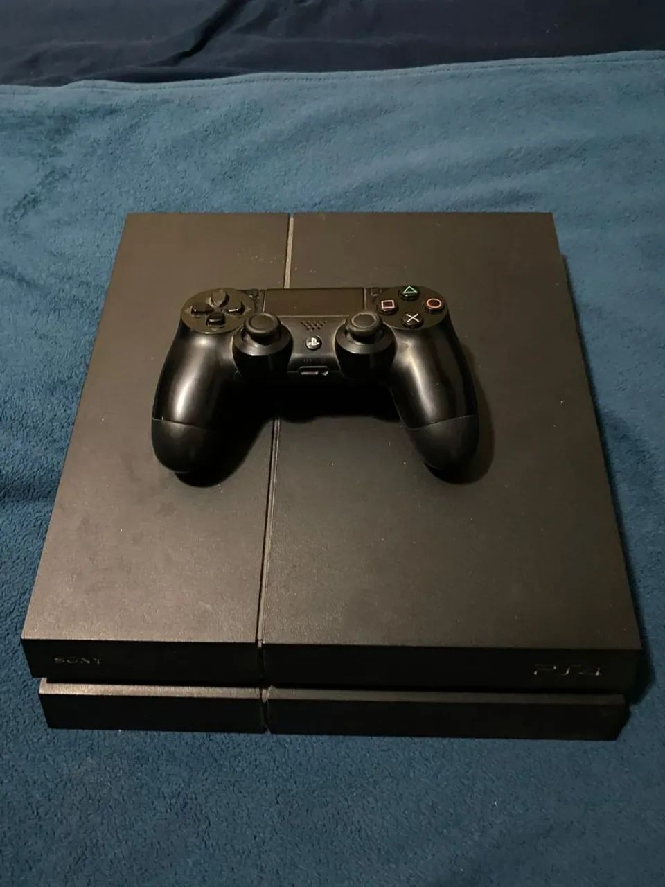 Vendo PS4 com controle e Jogos.