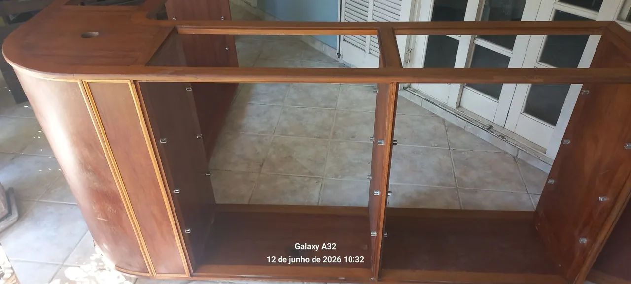 BALCÃO VITRINE/EXPOSITOR EM MADEIRA E PRATELEIRAS EM VIDRO 