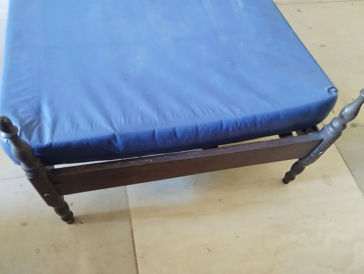 Cama de solteiro de madeira maciça e colchão  - Foto 4