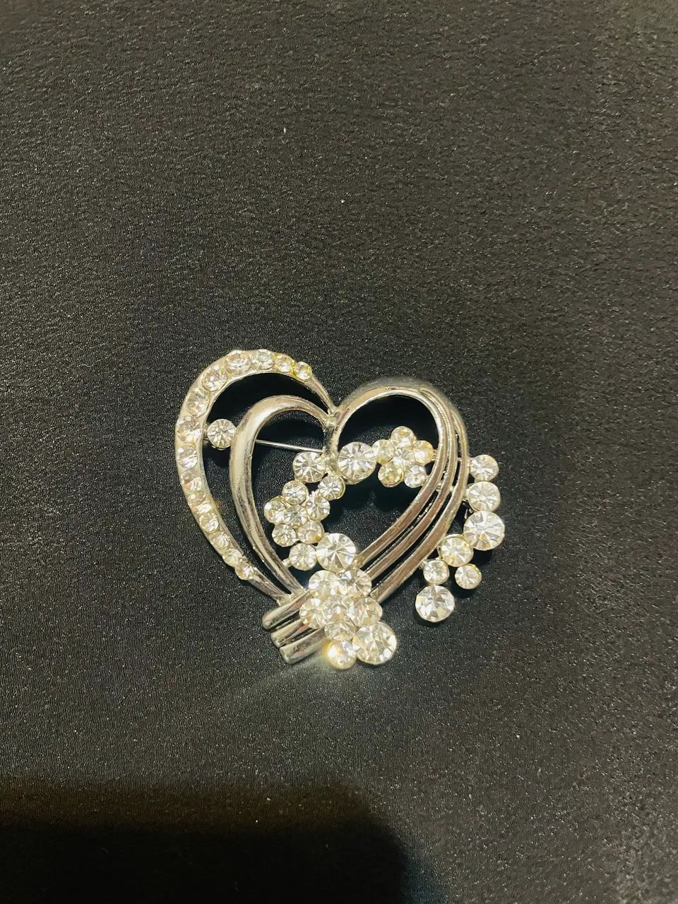 Broche cor prata com pedrarias comprado em NY