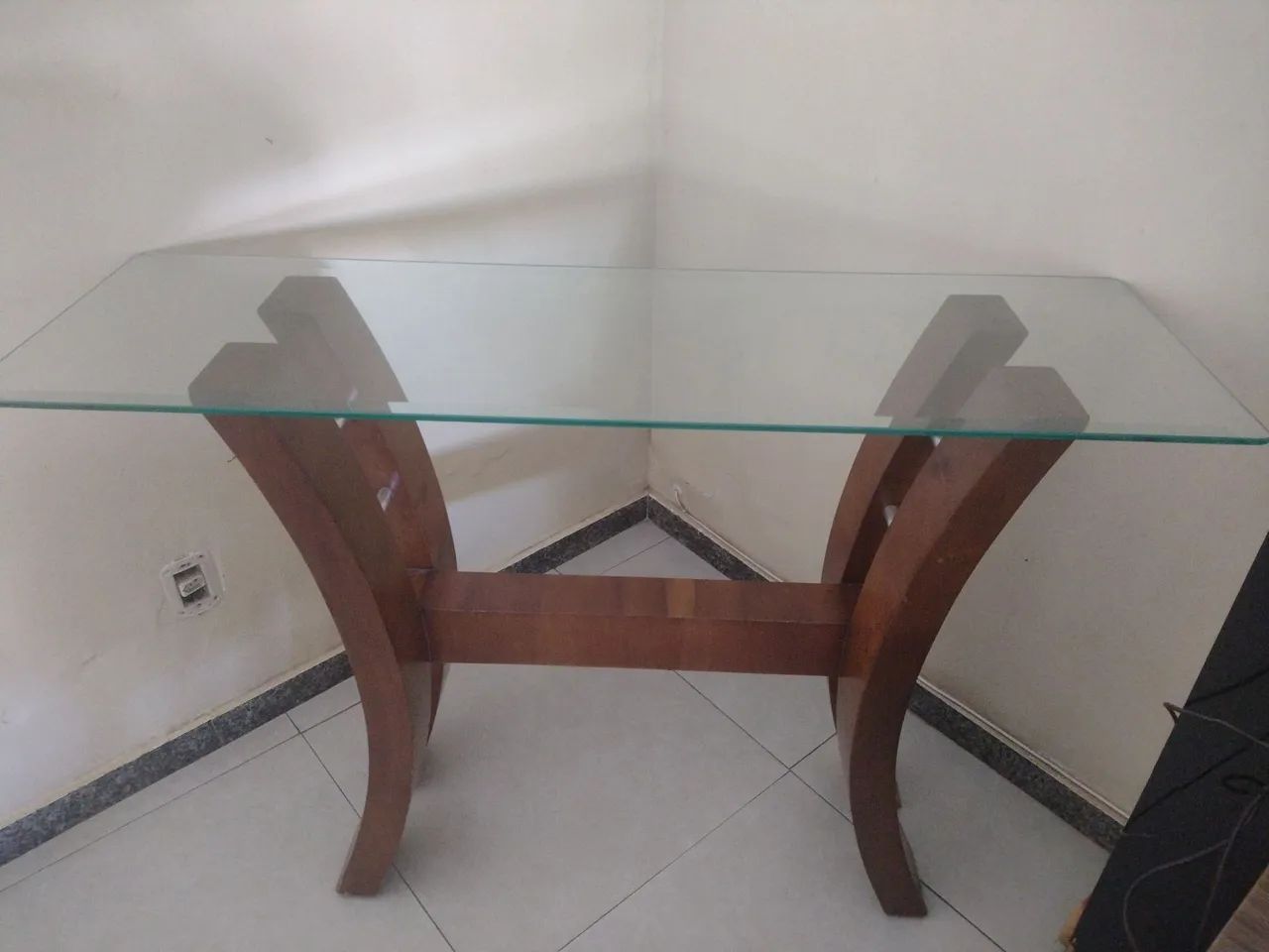 Mesa com tampo de vidro 