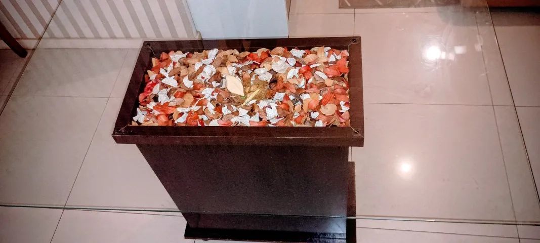 Mesa de jantar com tampo de vidro retangular - decoracão