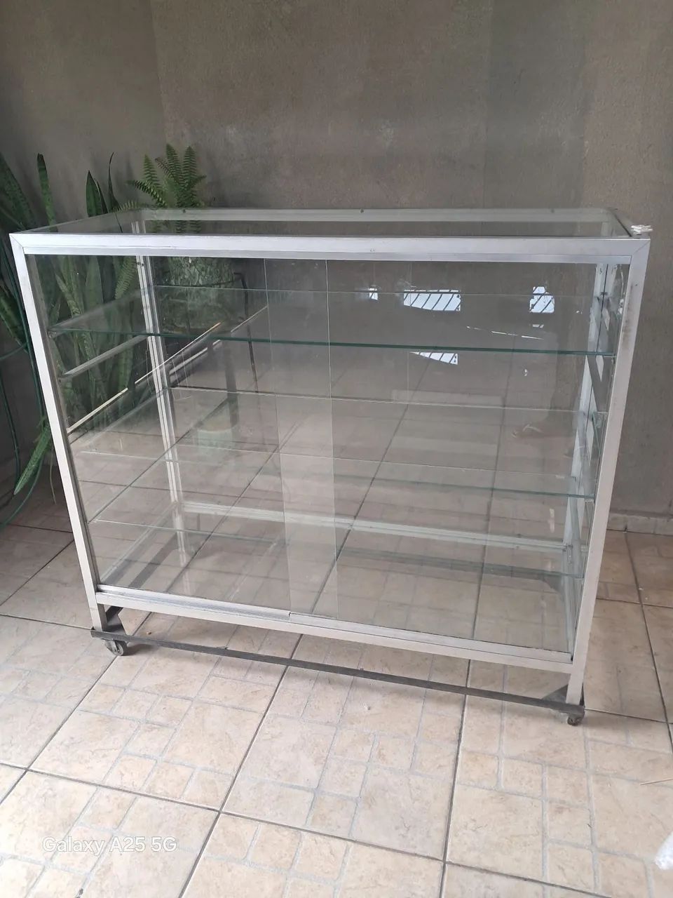Vende - se Essa vitrine expositor  vidro com esquadrinha em alumínio.   Prática e moderna 