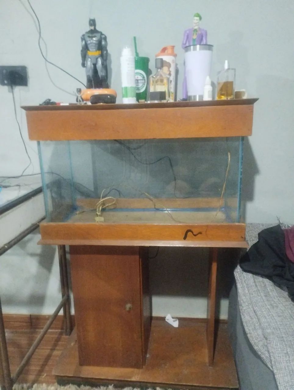 Vendo um aquário com raque embutido madeira pura e está em perfeitas condições 