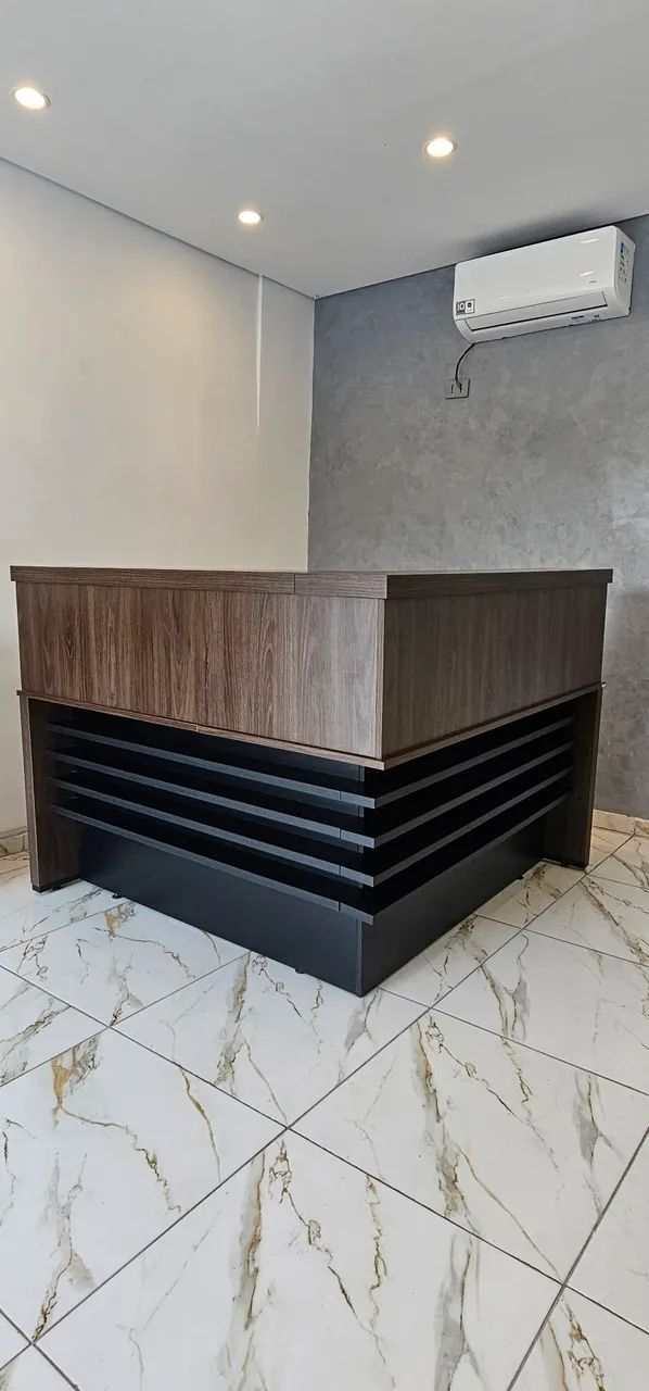 L-Shaped Office/Reception Desk – Elegant and Functional, 147.7 x 147.7 cm