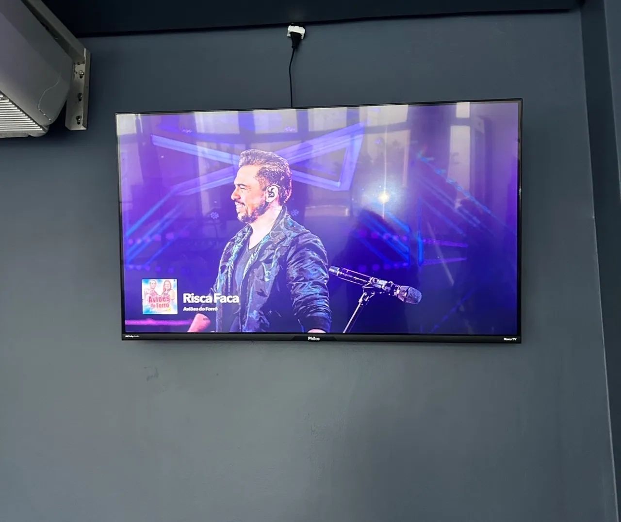Vende-se televisão 43 polegadas já com suporte.