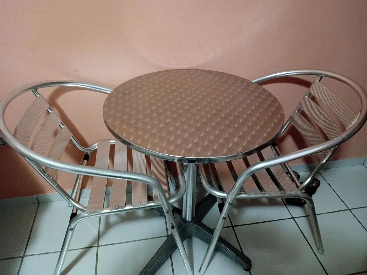 Mesa de alumínio e duas cadeiras  - Foto 3