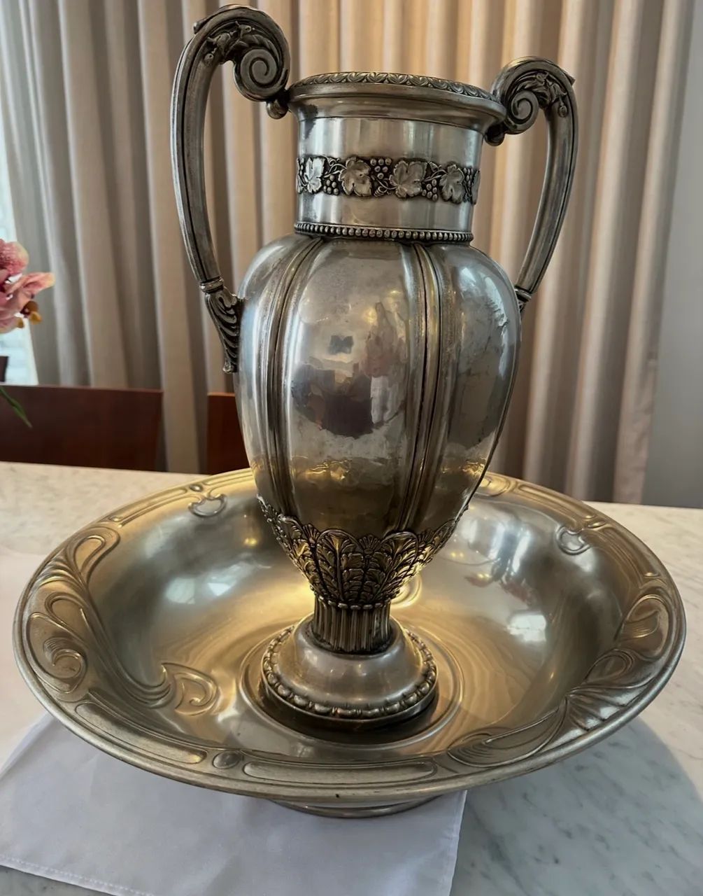 Antigo Conjunto de Ânfora e Bacia Alemã - Banho de Prata - Decoração em Parreiras - Foto 5