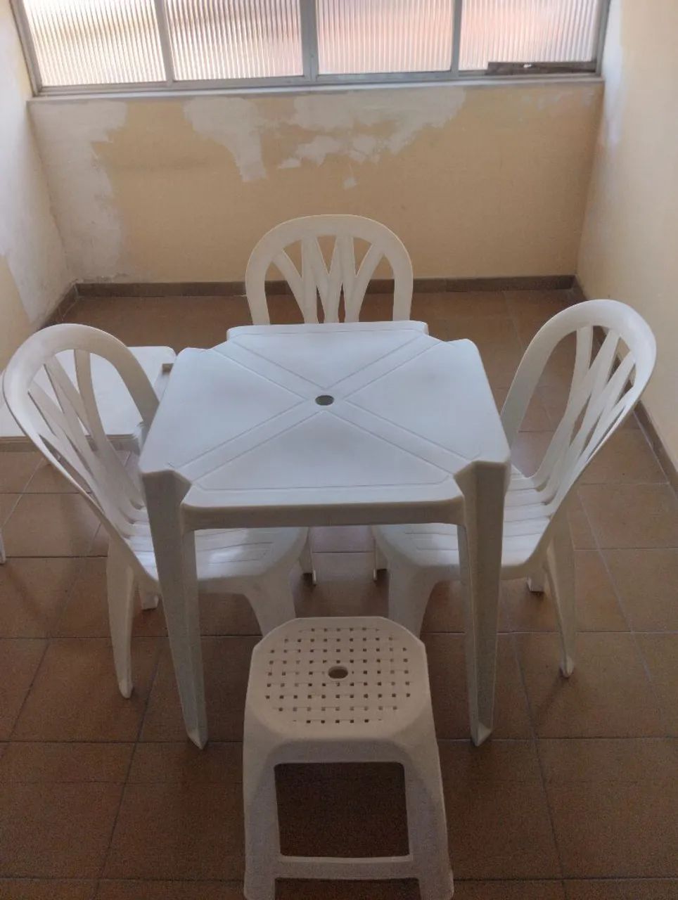 Mesas + cadeiras plásticas+ banqueta  - Foto 2