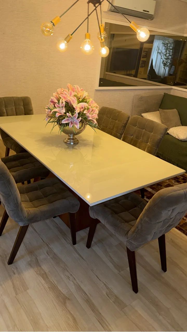 Conjunto mesa de jantar e cadeiras